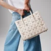 Paloma Medium – Väska med Handtag – Kornat kalvskinn och Louboutin-spikar – Leche Paloma Medium – Väska med Handtag – Kornat kalvskinn och Louboutin-spikar – Leche
