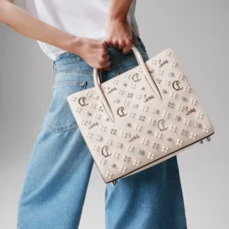 Paloma Medium – Väska med Handtag – Kornat kalvskinn och Louboutin-spikar – Leche