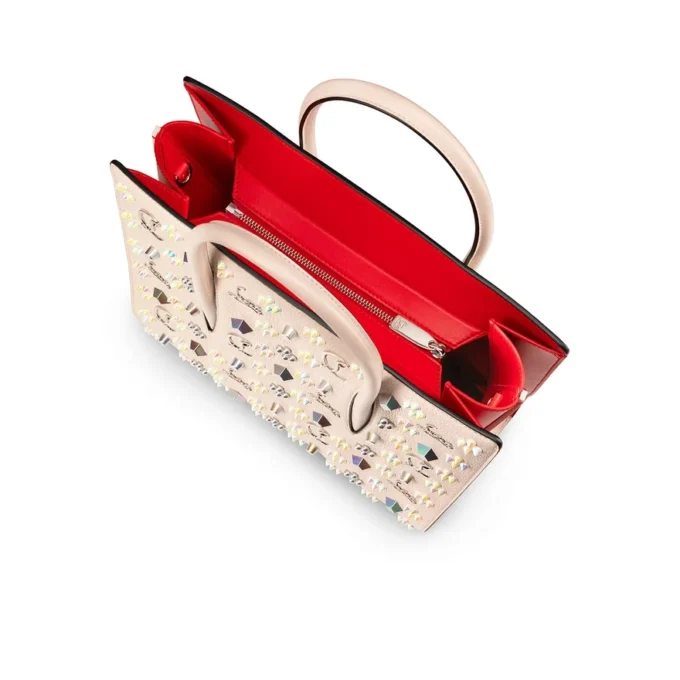 Paloma Medium – Väska med Handtag – Kornat kalvskinn och Louboutin-spikar – Leche Paloma Medium – Väska med Handtag – Kornat kalvskinn och Louboutin-spikar – Leche
