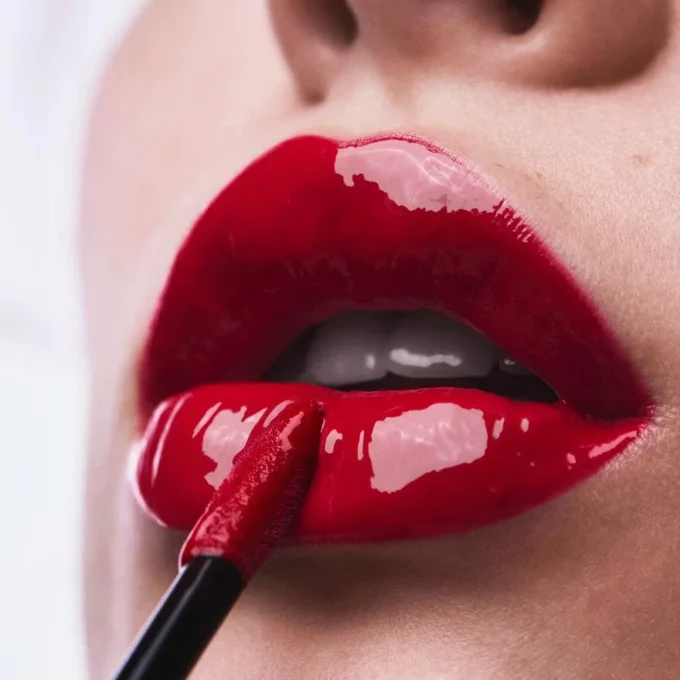 Rouge Stiletto Vinyl Gloss Fire Red 115V Fire Red – Christian Louboutin Beauty USA