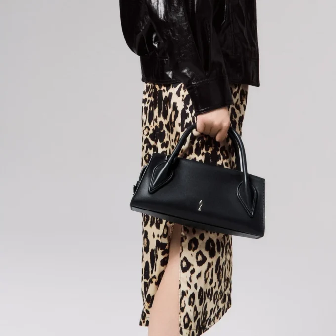 Venus Mini – Crossbody-väska – Kalvskinn – Svart Venus Mini – Crossbody-väska – Kalvskinn – Svart